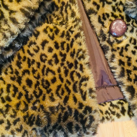 Girls Leopard Coat Large - Picture 8 of 10